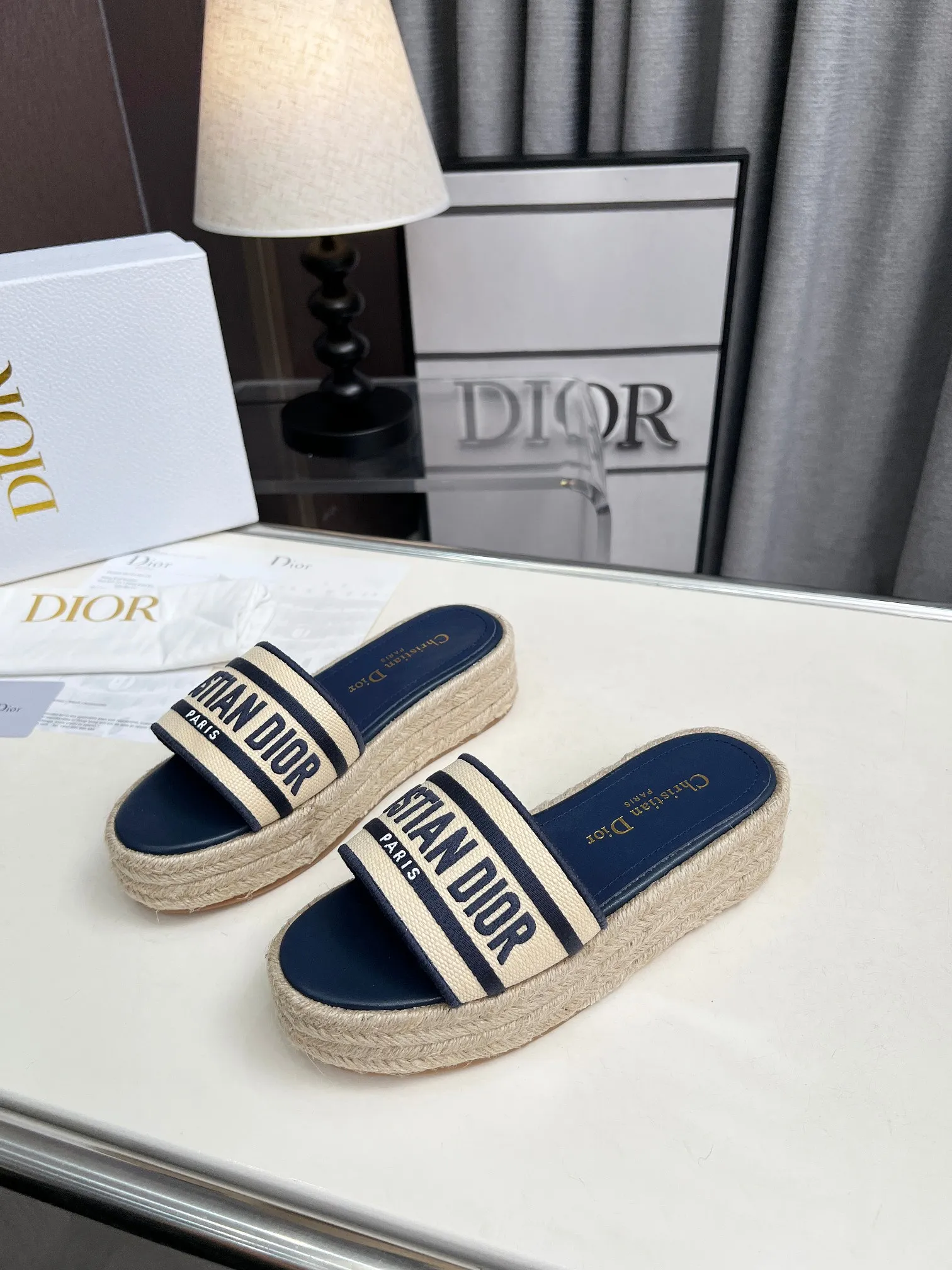 👟👟Ex-factory price 420👟👟 Dior's new spring and summer IVIETA DWAY jelly-colored flat-soled one-slip women's shoes with CD letter logo three-dimensional embroidery thick-soled round-toe open-toe slippers. The original version is developed to be the top version on the market. It feels soft and delicate on the feet and is extremely comfortable. Material: Upper imported raffia electric embroidery high-temperature water-soluble cotton technical fabric + water-dyed cowhide foot pad lining + original consistent combination outsole Outsole: original outsole Size: 35-42 (40.41.42 custom-made, non-refundable and non-exchangeable)